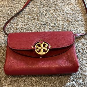 Tory Burch Miller Wallet Crossbody. Leather and suede. Size 8” x5”. Exc cond.